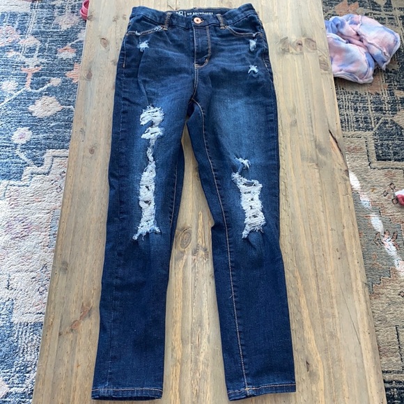No Boundaries Denim - No Boundaries skinny Jean with distressing size 7. J108